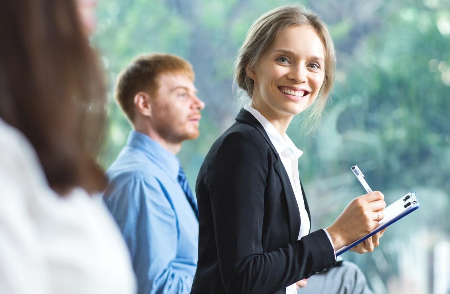 Praktische Verkaufstraining-Session mit Teilnehmern